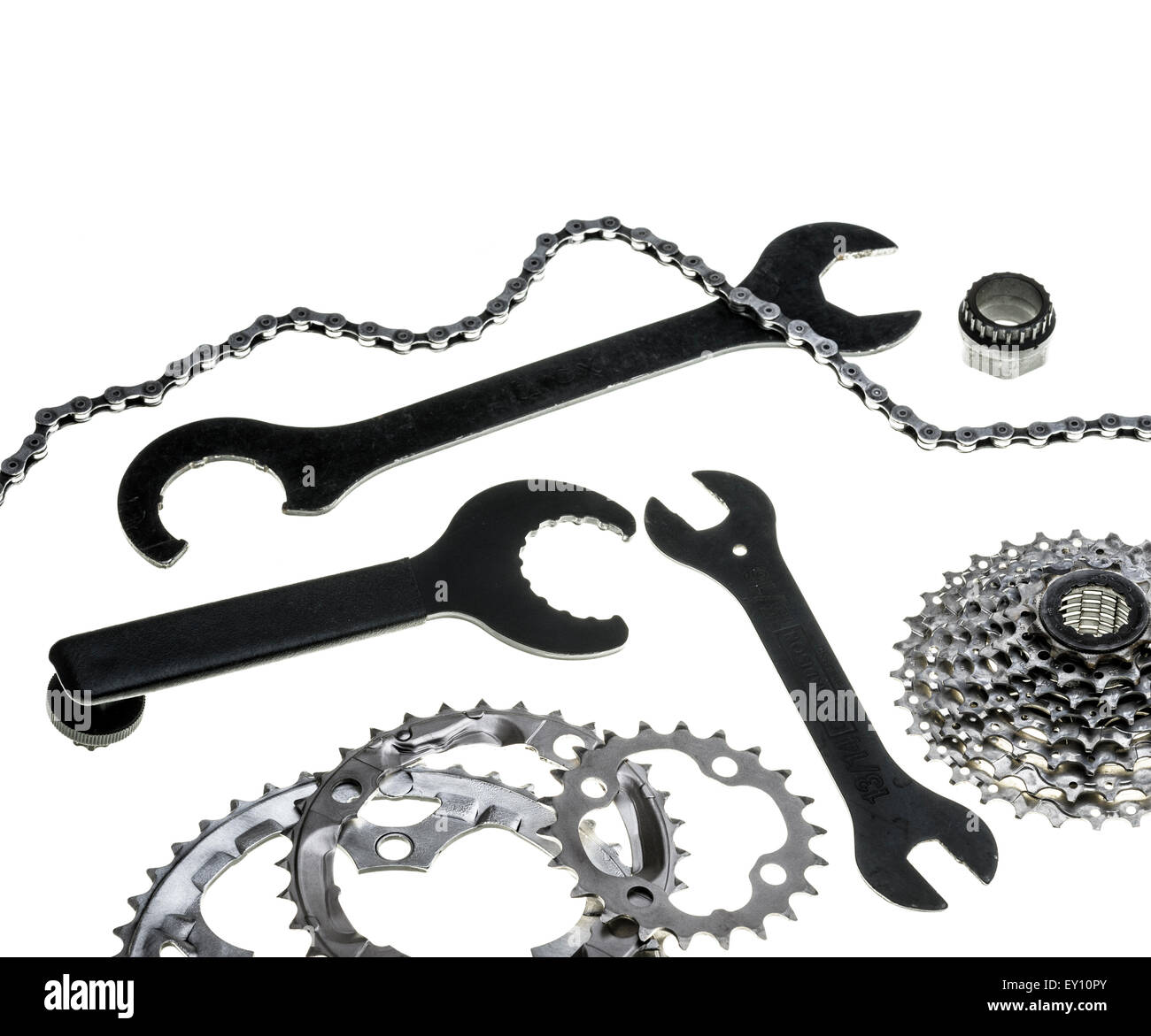 Les anneaux de la chaîne du cycle, cassette arrière et de la chaîne, avec quelques outils de réparation au Bench du cycle. Banque D'Images