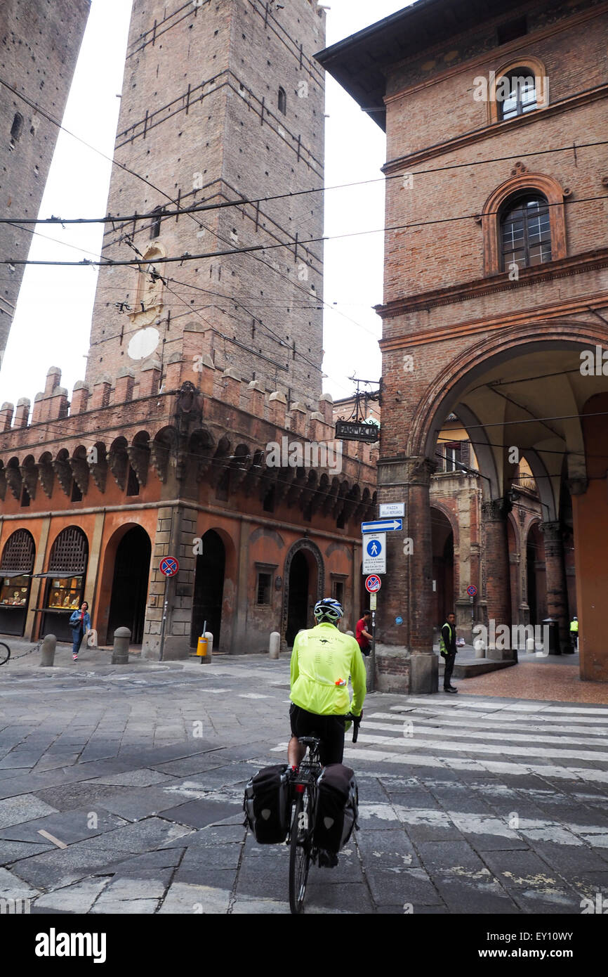 Une randonnée cycliste traversant la rue à Piazza di Porta Ravegnana, Bologne. Banque D'Images