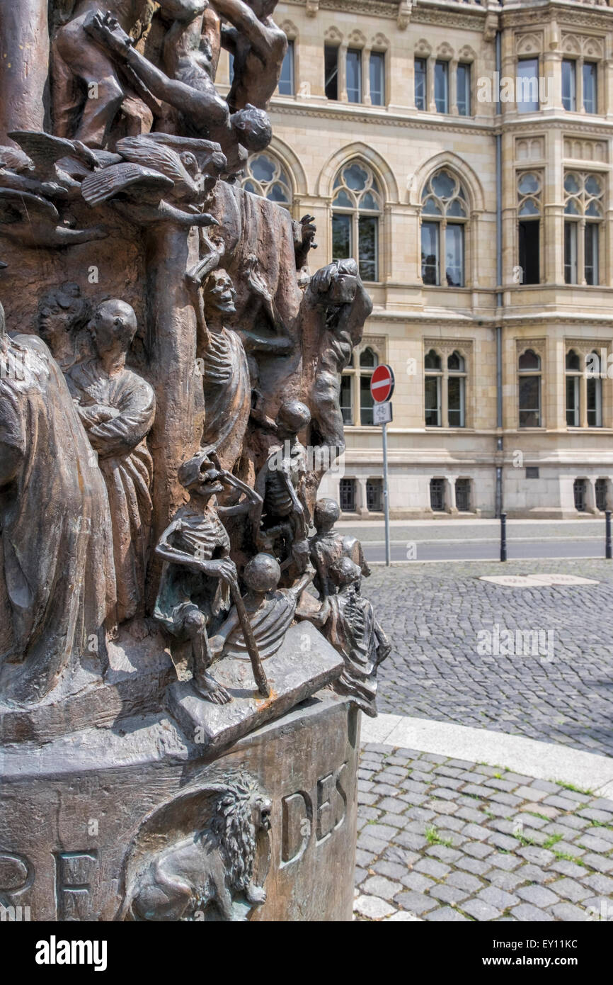 Braunschweig, du Nouveau-Brunswick, de l'Allemagne. Détail de la colonne de bronze de 9 mètres, la sculpture célèbre 2000 ans de Christianisme Banque D'Images