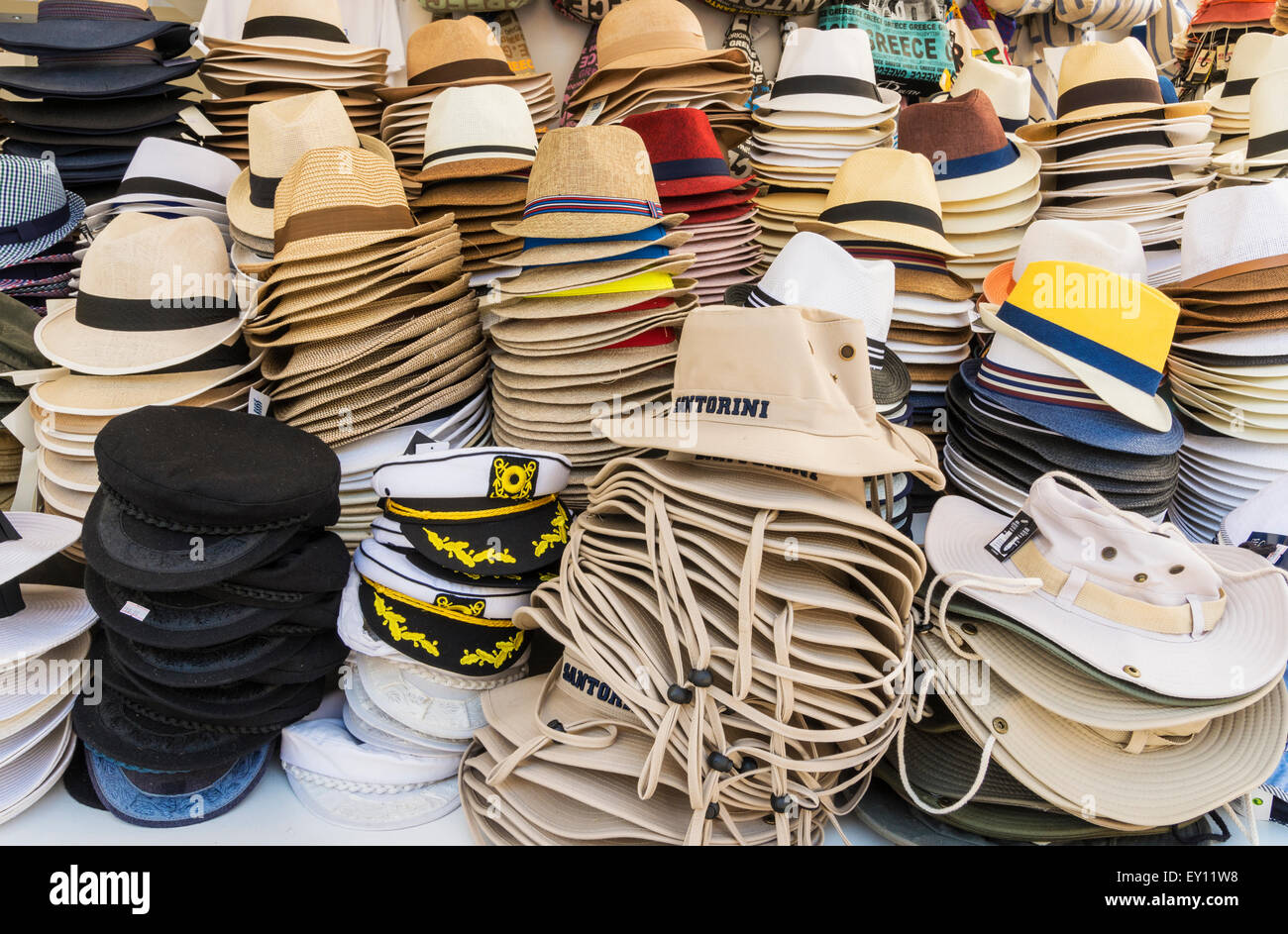 Détail de chapeaux pour la vente dans un magasin de souvenirs à Fira, Santorini, Cyclades, Grèce Banque D'Images