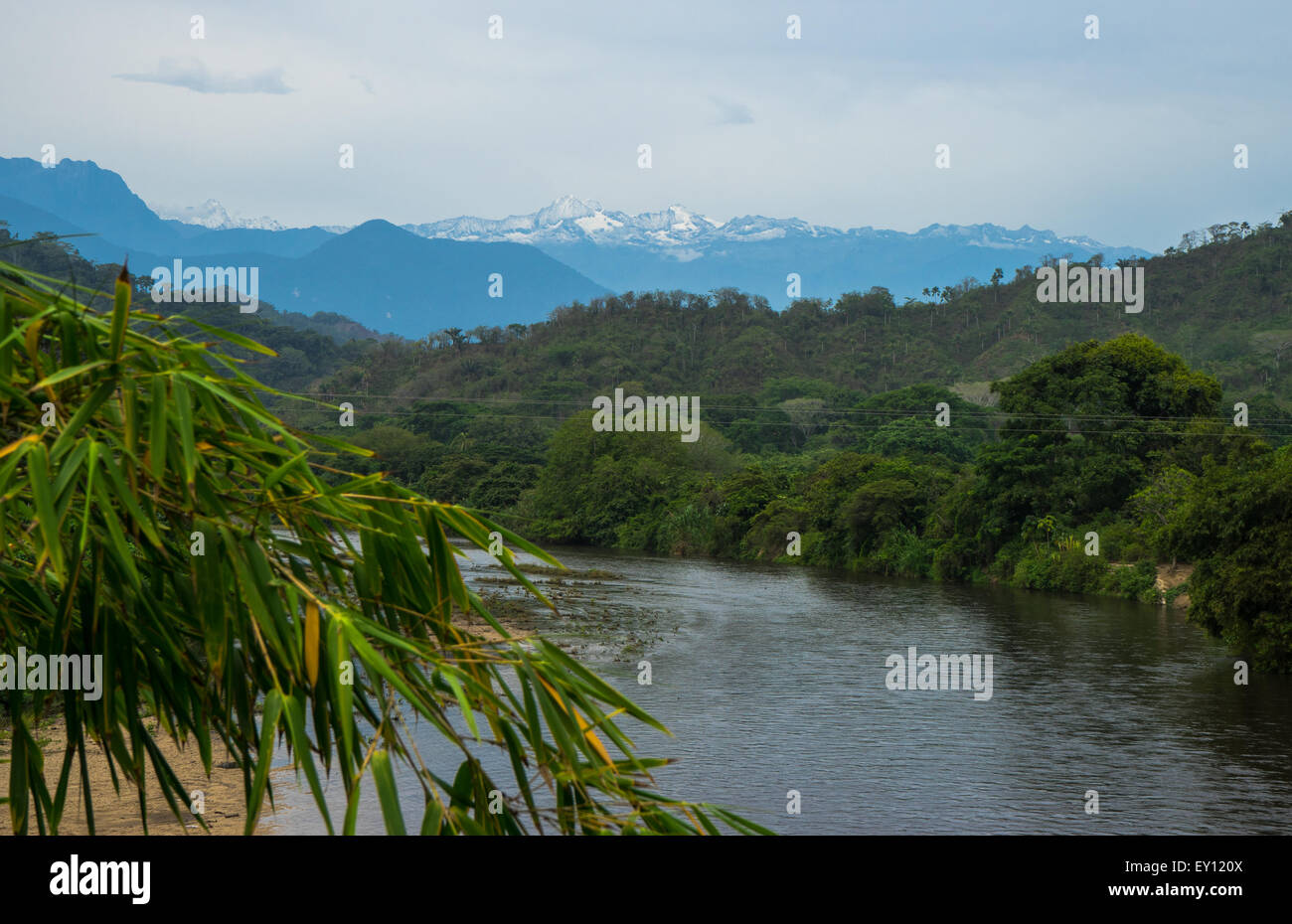 Vue sur les sommets enneigés de la Sierra Nevada de Santa Marta montagnes des Caraïbes sur la rivière Palomino en Colombie, Amérique du Sud. Banque D'Images