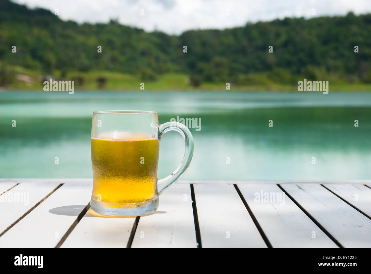 Un verre de bière froide sur une table dans un café sur le côté du lac Linow, un lac volcanique à Lahendong, Tomohon du Sud, Tomohon, Sulawesi du Nord, Indonésie. Banque D'Images