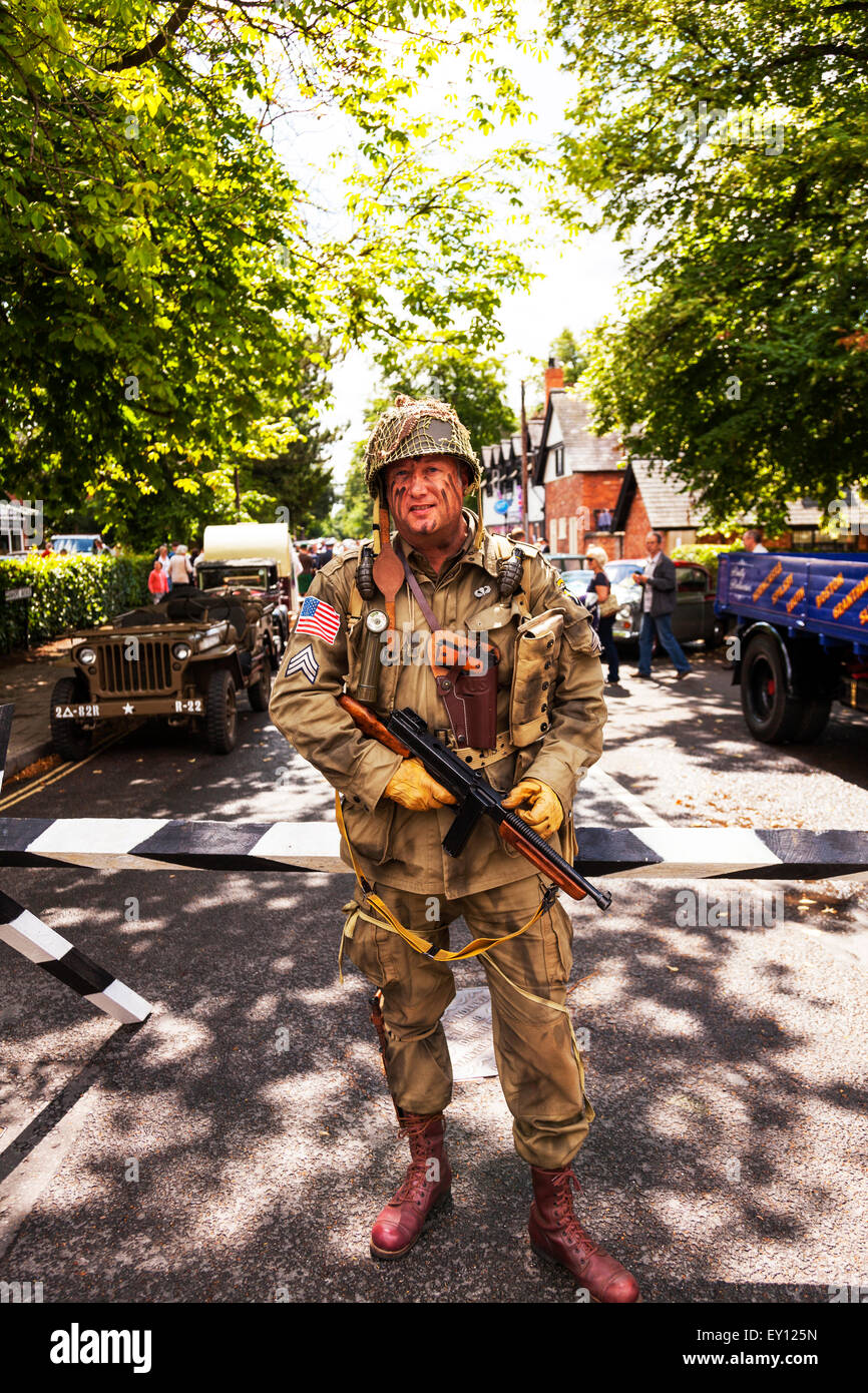 Woodhall Spa, Lincolnshire, Royaume-Uni. 19 juillet, 2015. 1940 Week-end au Royaume-Uni l'Angleterre Lincolnshire Woodhall Spa le 19/07/2015 personnes et véhicules de la WW1 Première Guerre mondiale anciens combattants en uniforme traditionnel uniforme et de tenue. Grand événement vintage comme le beau temps attire les foules à revel dans un jour de vintage de la musique, de la danse, de la mode, de souvenirs, de divertissement et de voitures anciennes sur un thème des années 1940. Ils profiter de concerts de musique classique, vintage autos et véhicules militaires, la danse s'affiche et de reconstitutions Crédit : Tommy (Louth)/Alamy Live News Banque D'Images