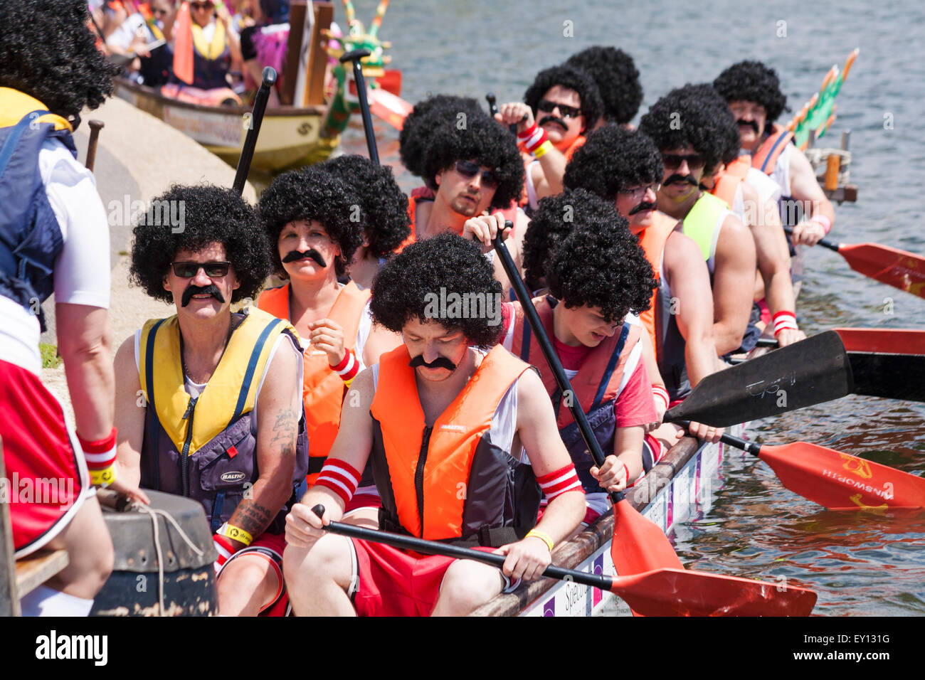 Poole, Dorset, Royaume-Uni. 19 juillet 2015. Les foules viennent soutenir la course de bateaux-dragons de Poole, la course de bateaux-dragons de Poole, sur le lac de plaisance de Poole Park, organisée par diverse Abilities plus & Poole Hospital Charity. Crédit : Carolyn Jenkins/Alamy Live News Banque D'Images