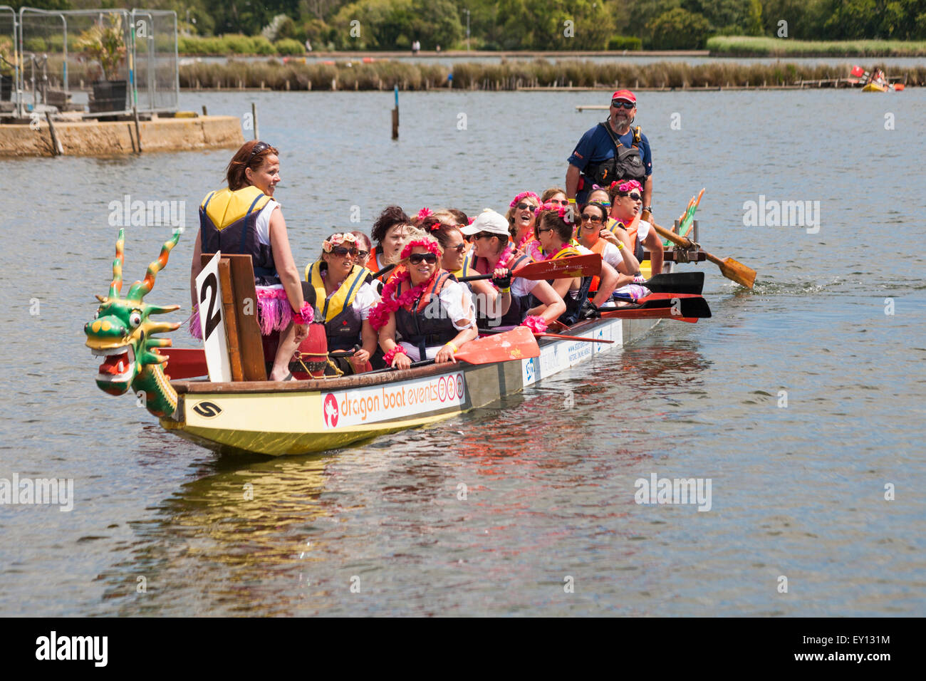 Poole, Dorset, Royaume-Uni. 19 juillet 2015. Les foules viennent soutenir la course de bateaux-dragons de Poole, la course de bateaux-dragons de Poole, sur le lac de plaisance de Poole Park, organisée par diverse Abilities plus & Poole Hospital Charity. Crédit : Carolyn Jenkins/Alamy Live News Banque D'Images
