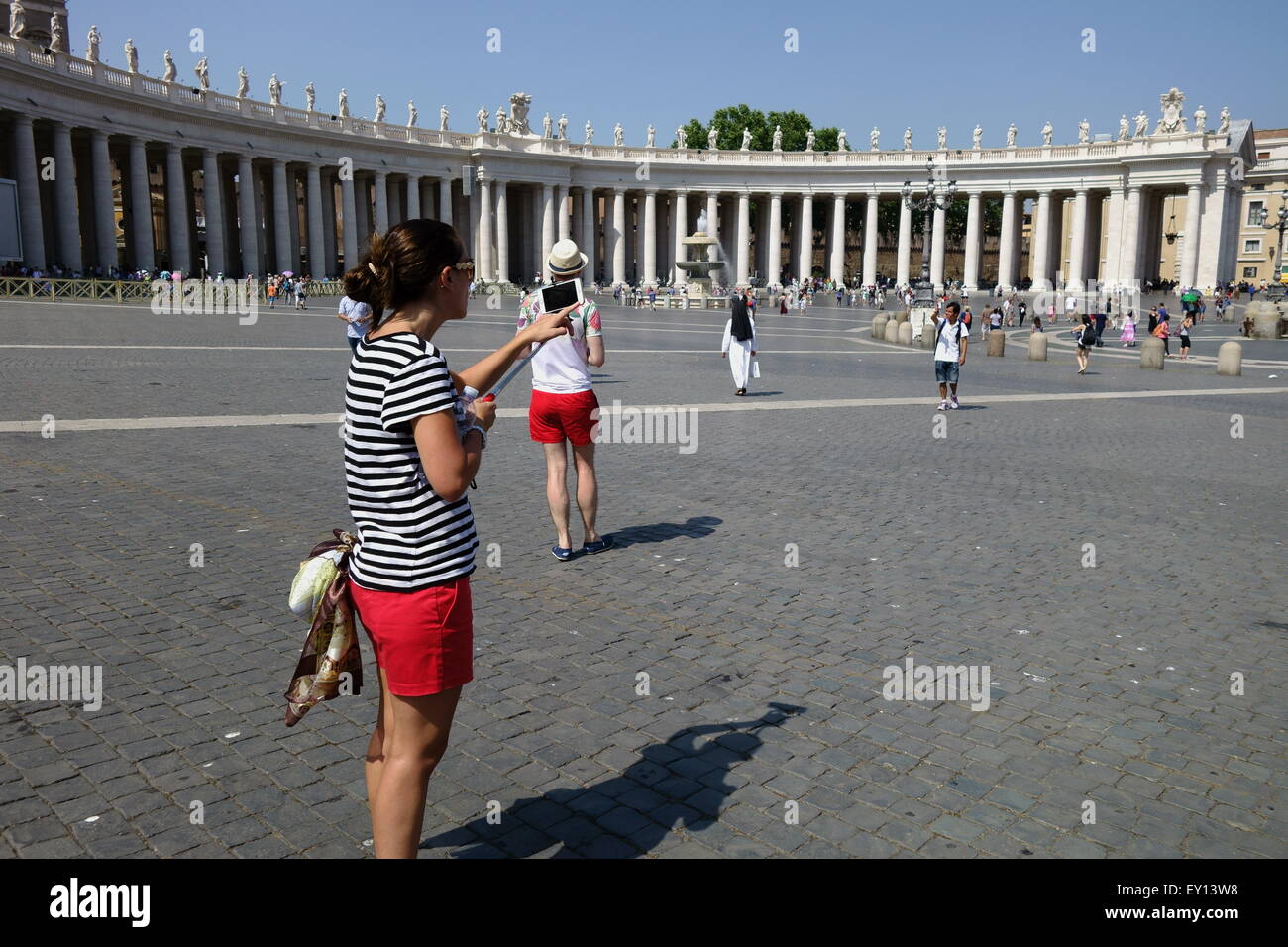 Prendre un touriste en selfies st peters square vatican Rome Italie Banque D'Images