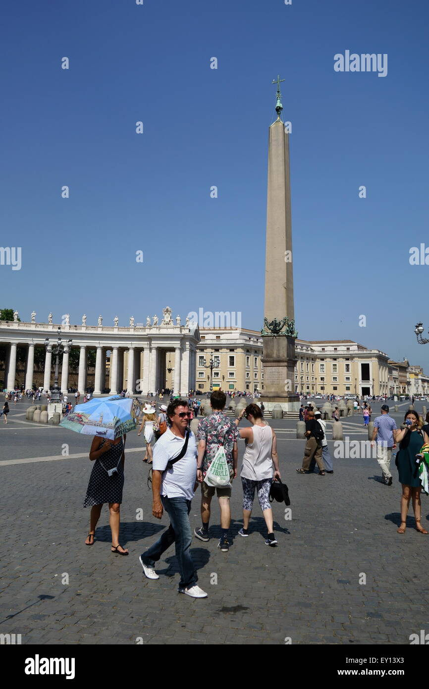 Quelques touristes à st peters square vatican Rome Italie Banque D'Images