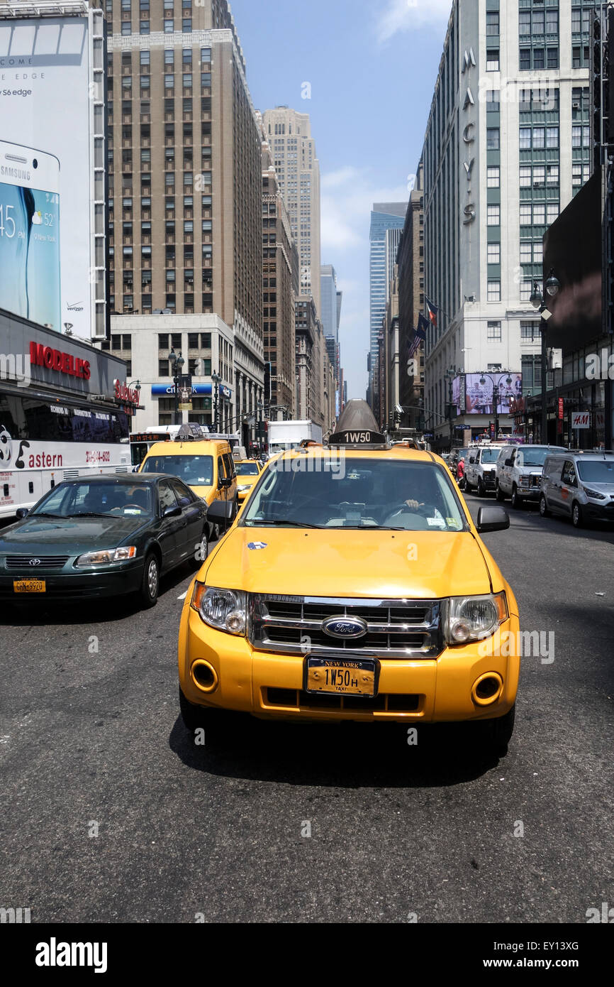 Yellow Cab, taxi, vue avant dans Street 7th Avenue, New York, Manhattan. USA. Banque D'Images