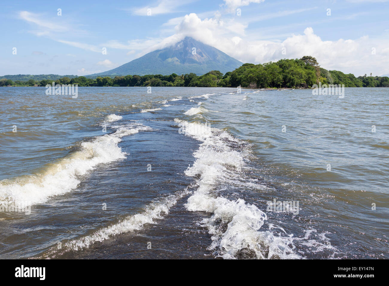 Concepción volcan depuis Punta Jesús María où les courants du lac Nicaragua entrent en collision dans l'île Ometepe, Nicaragua Banque D'Images