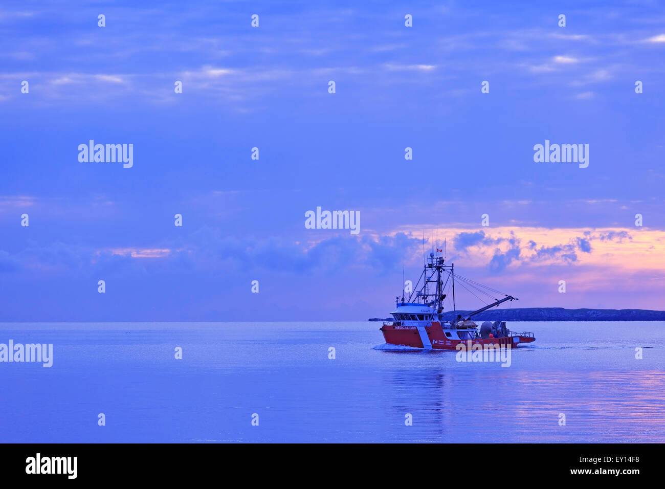 Bateau de pêche du MPO dans le détroit de Géorgie, près de Nanaimo, île de Vancouver, Colombie-Britannique Banque D'Images