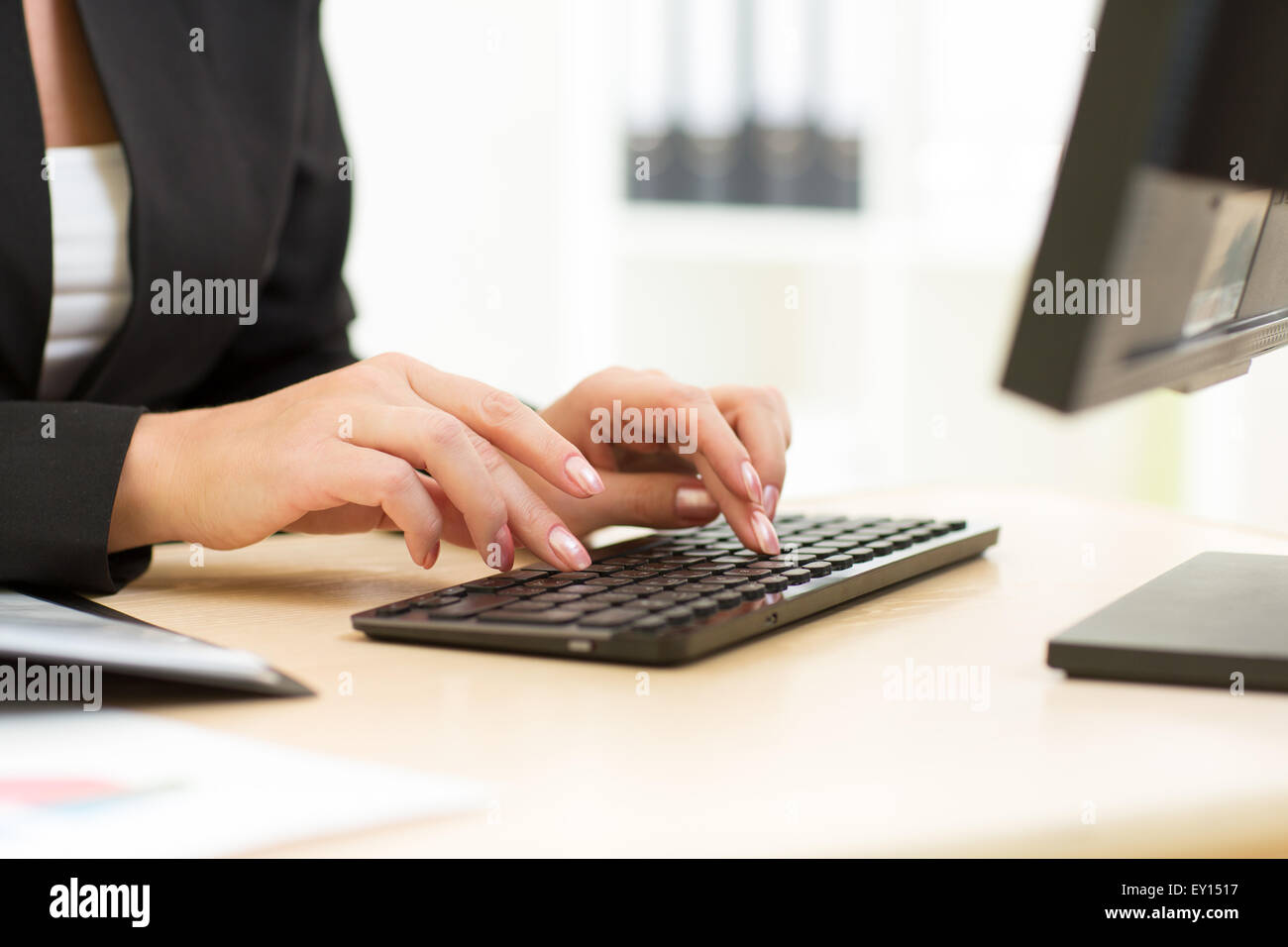 Employée de bureau en train de taper au clavier Banque D'Images