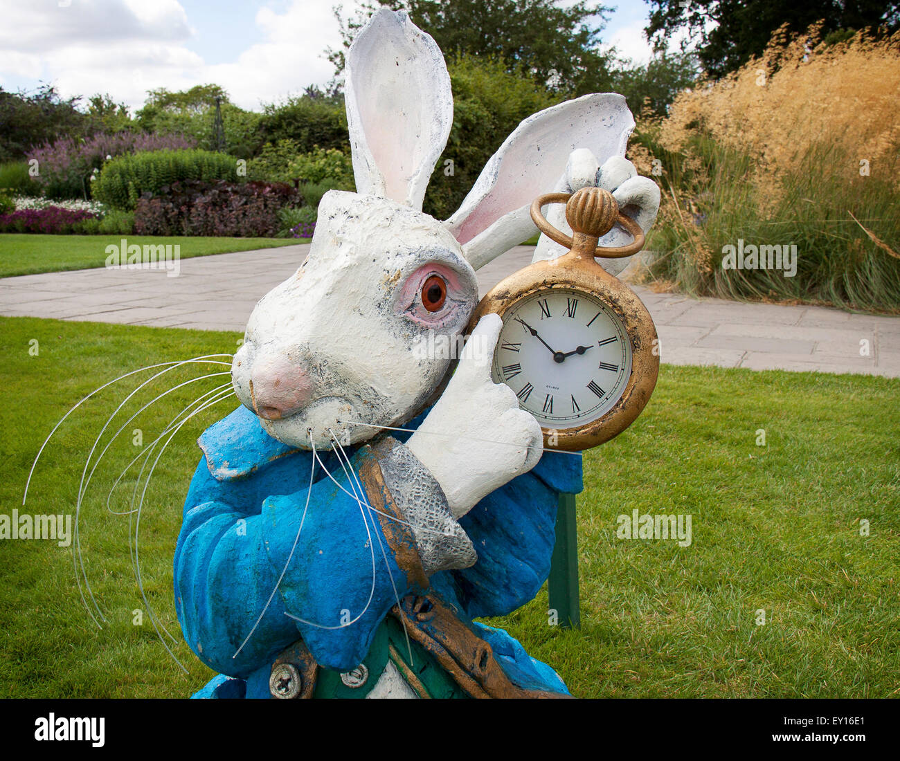 Une Sculpture Du Lapin Blanc Dans Alice Au Pays Des Merveilles Une Sculpture De L Artiste Anglais Alan Wallis A Rhs Wisley Gardens Le Juillet Photo Stock Alamy