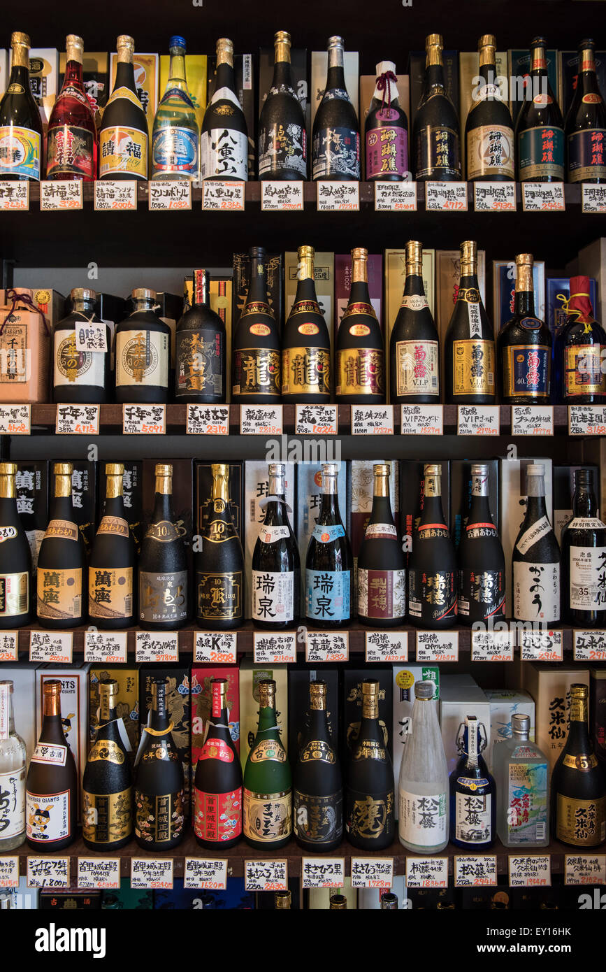 Bouteilles de Sake sur l'affichage en magasin des alcools de souvenirs sur Kokusai-dori à Naha, Okinawa, Japon Banque D'Images