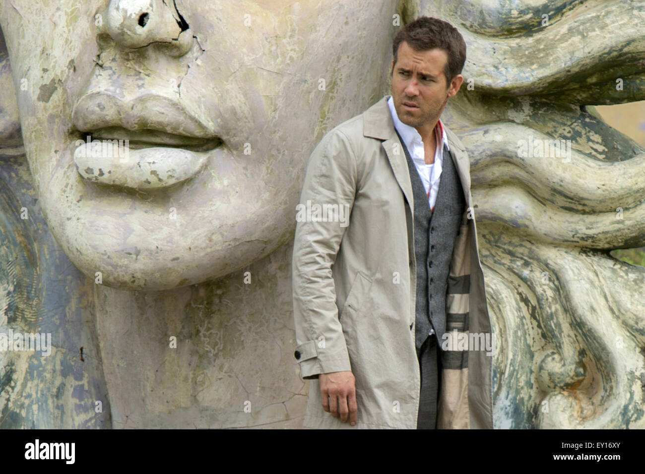 Moins d'auto/2015 est un film américain de science-fiction thriller réalisé par Tarsem Singh et écrit par David et Àlex Pastor. Le film, mettant en vedette Ryan Reynolds, Ben Kingsley, Matthew Goode, et Michelle Dockery. Cette photo est pour un usage éditorial uniquement et est l'auteur de la société film et/ou le photographe attribué par le film ou la société de production et ne peut être reproduite que par des publications dans le cadre de la promotion du film ci-dessus. Un crédit obligatoire pour l'entreprise de film est nécessaire. Le photographe devrait également être portés lorsqu'il est connu. Banque D'Images