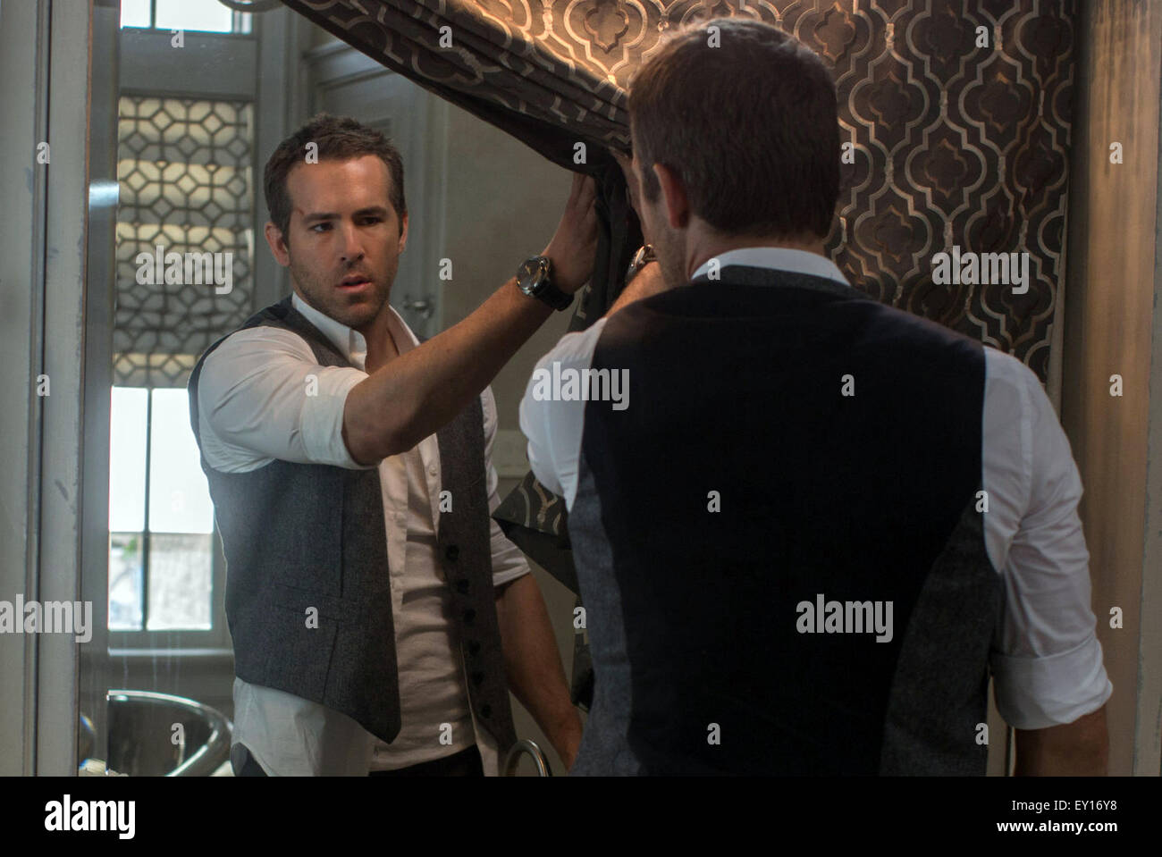 Moins d'auto/2015 est un film américain de science-fiction thriller réalisé par Tarsem Singh et écrit par David et Àlex Pastor. Le film, mettant en vedette Ryan Reynolds, Ben Kingsley, Matthew Goode, et Michelle Dockery. Cette photo est pour un usage éditorial uniquement et est l'auteur de la société film et/ou le photographe attribué par le film ou la société de production et ne peut être reproduite que par des publications dans le cadre de la promotion du film ci-dessus. Un crédit obligatoire pour l'entreprise de film est nécessaire. Le photographe devrait également être portés lorsqu'il est connu. Banque D'Images