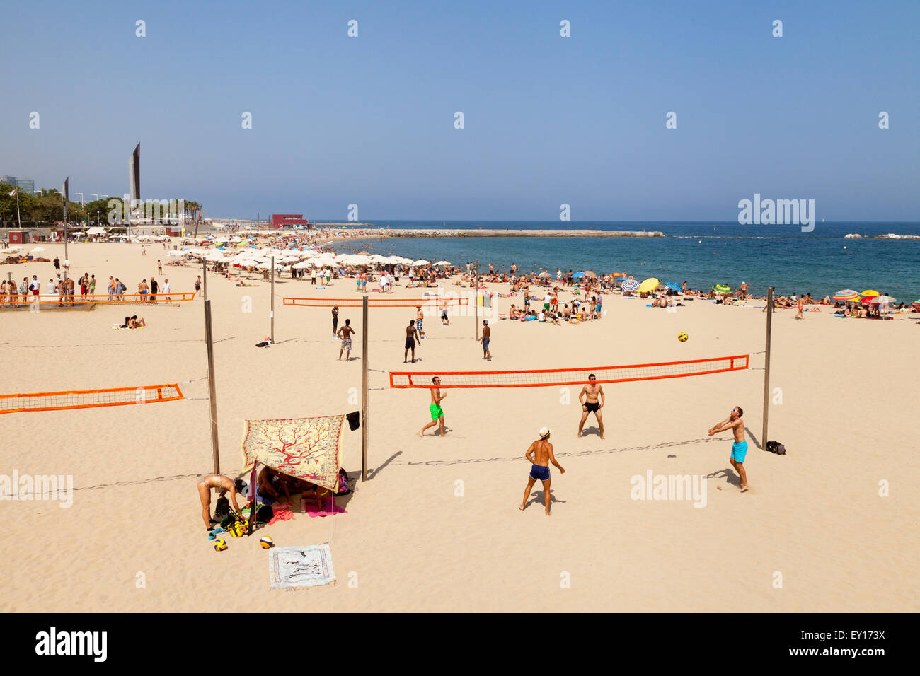 Les gens jouer au volley-ball sur plage Platja Nova Icaria, Port Olympique, Barcelone, Espagne Europe Banque D'Images