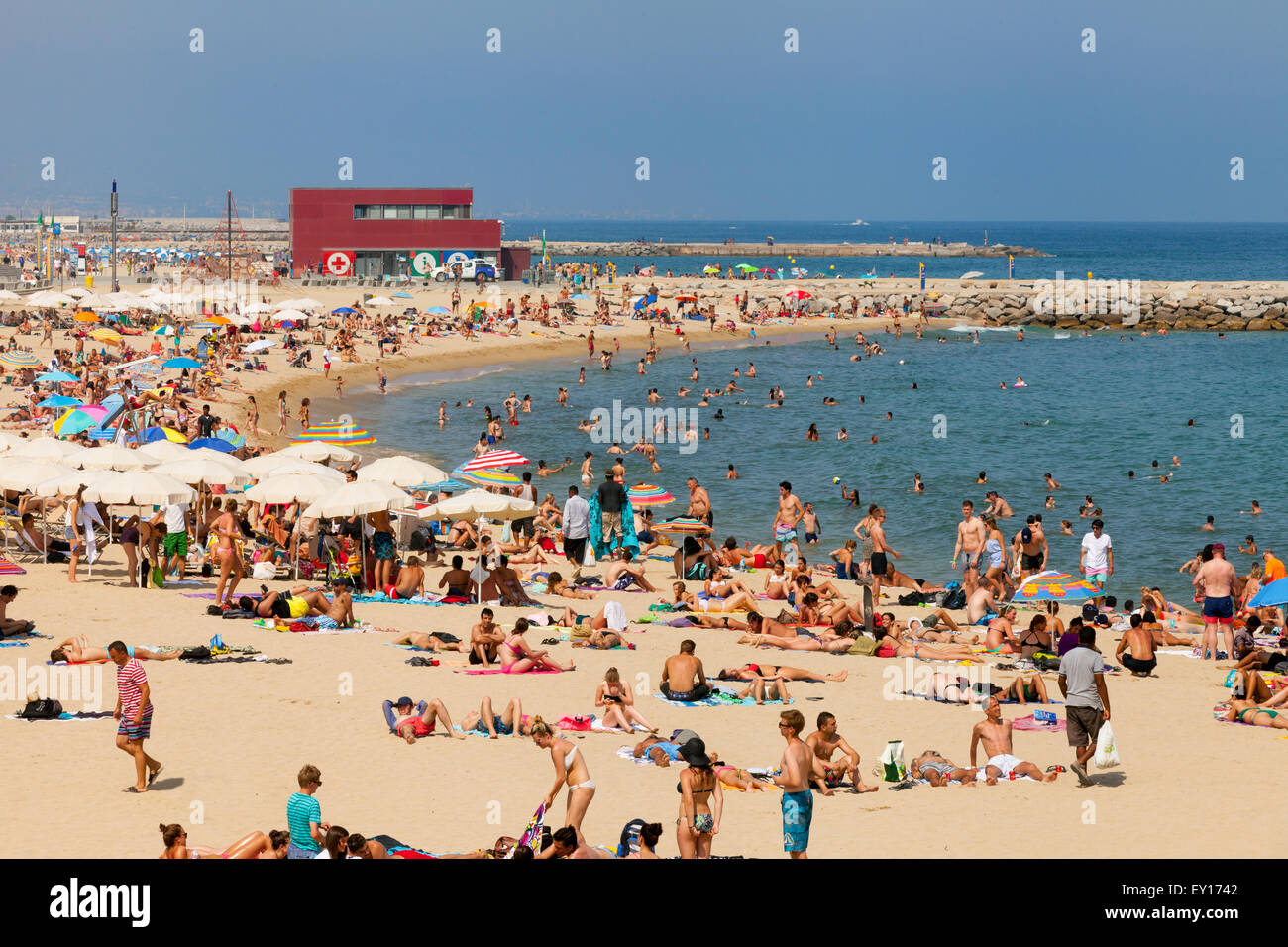 Les touristes de soleil sur Platja Nova Icaria plage Nova Icaria ( ), du Port Olympique, Barcelone Espagne Europe Banque D'Images