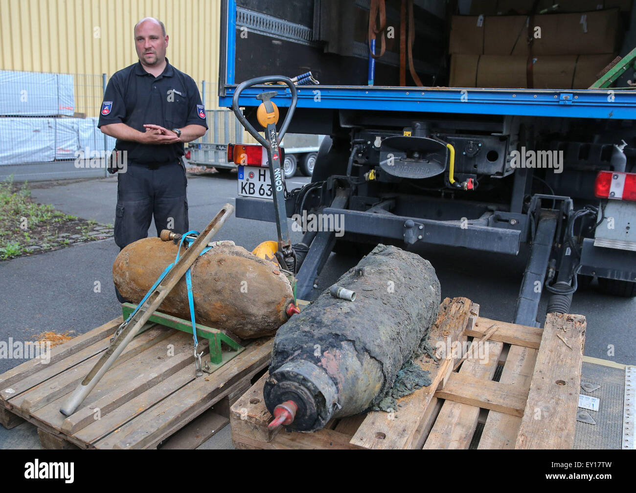 Langenhagen, Allemagne. 19 juillet, 2015. L'artificier de l'explosif dans l'élimination, Marcus Rausch après deux bombes de 100 livres (une version anglaise à gauche, droit américain) ont été trouvés à Langenhagen, Allemagne, 19 juillet 2015. 16 000 personnes ont été invités à quitter leurs maisons aujourd'hui à Hanovre Langenhagen voisins et pour que la bombe pourrait être difused. L'A2 chaussée wass déjà complètement inaccessibles en direction de Dortmund. Photo : Peter Steffen/dpa/Alamy Live News Banque D'Images