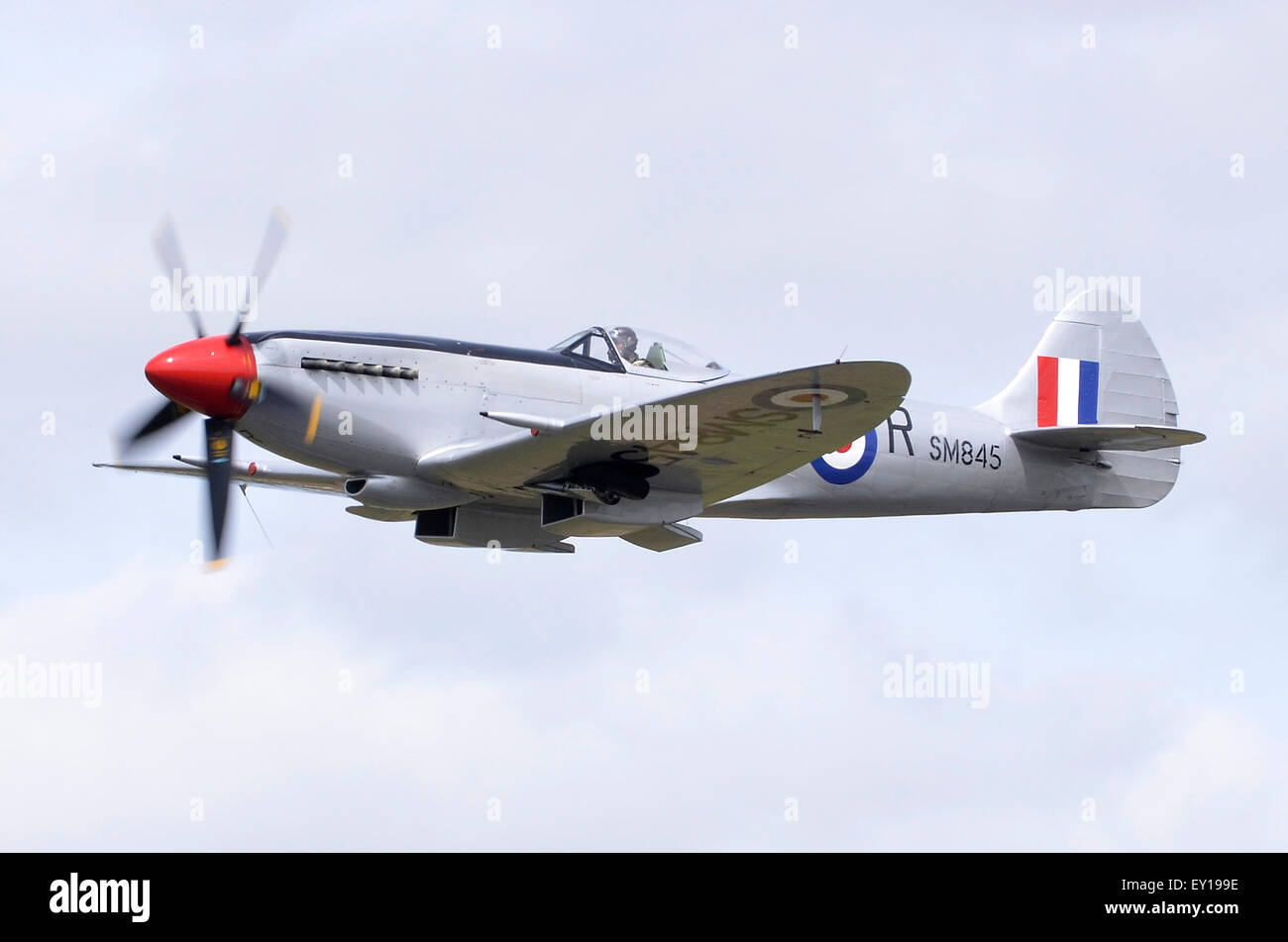 Spitfire Mk XVIII plan en affichant dans les marquages RAF RIAT 2015's 75e anniversaire de la bataille d'Angleterre défilés aériens, Fairford, UK. Crédit : Antony l'ortie/Alamy Live News Banque D'Images