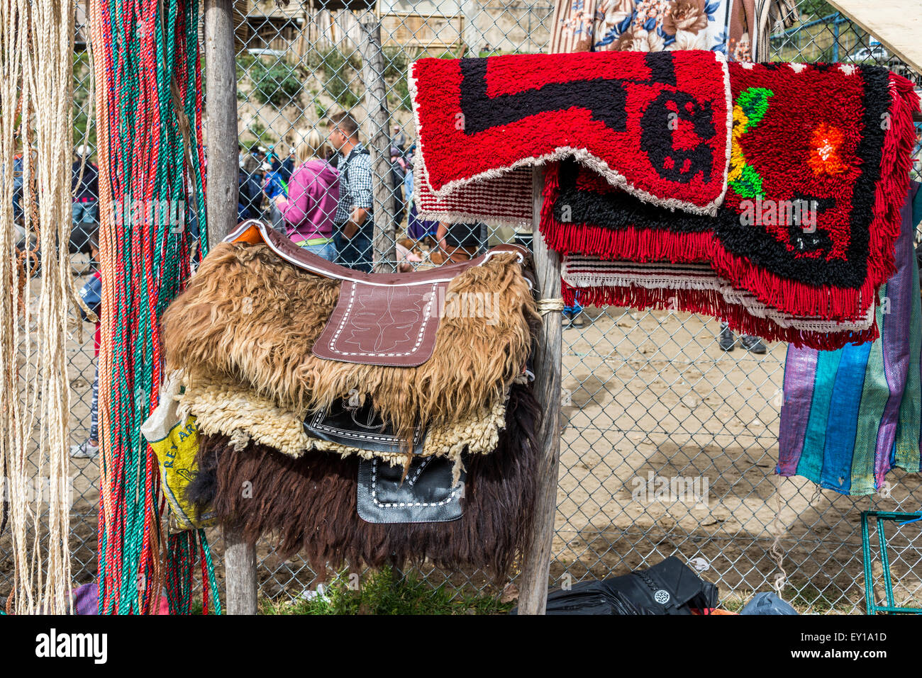 Faites à la main des selles et tapis à vendre au marché local. Otavalo, Équateur. Banque D'Images