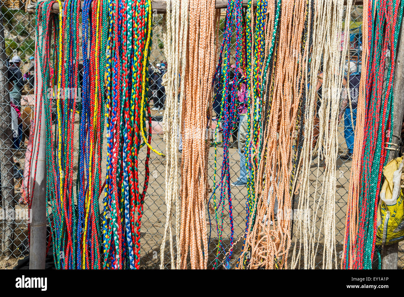 Colorful hand-made des cordes pour vendre au marché local. Otavalo, Équateur. Banque D'Images
