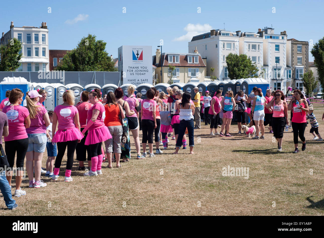 Les concurrents dans la course pour la vie en 2015 de l'aide cancer research uk file d'attente pour les toilettes portatives en angleterre southsea Banque D'Images Les concurrents dans la course pour la vie en 2015 de l'aide cancer research uk file d'attente pour les toilettes portatives en angleterre southsea Banque D'Images