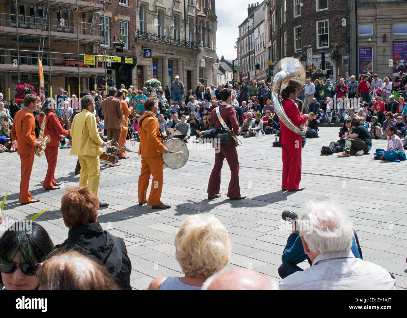 La ville de Durham, Royaume-Uni. 19 juillet 2015. Rues de Durham Brass Music Festival. Groupe français Les Traine Savates jouer dans le marché : Crédit d'imagerie Washington/Alamy Live News Banque D'Images