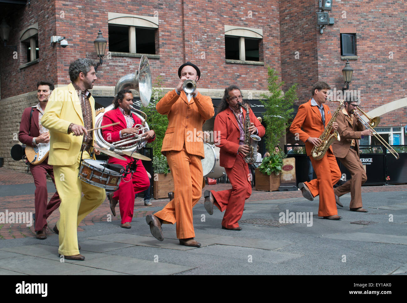 La ville de Durham, Royaume-Uni. 19 juillet 2015. Rues de Durham Brass Music Festival. Groupe français Les Traine Savates jouer au beach Crédit : imagerie Washington/Alamy Live News Banque D'Images