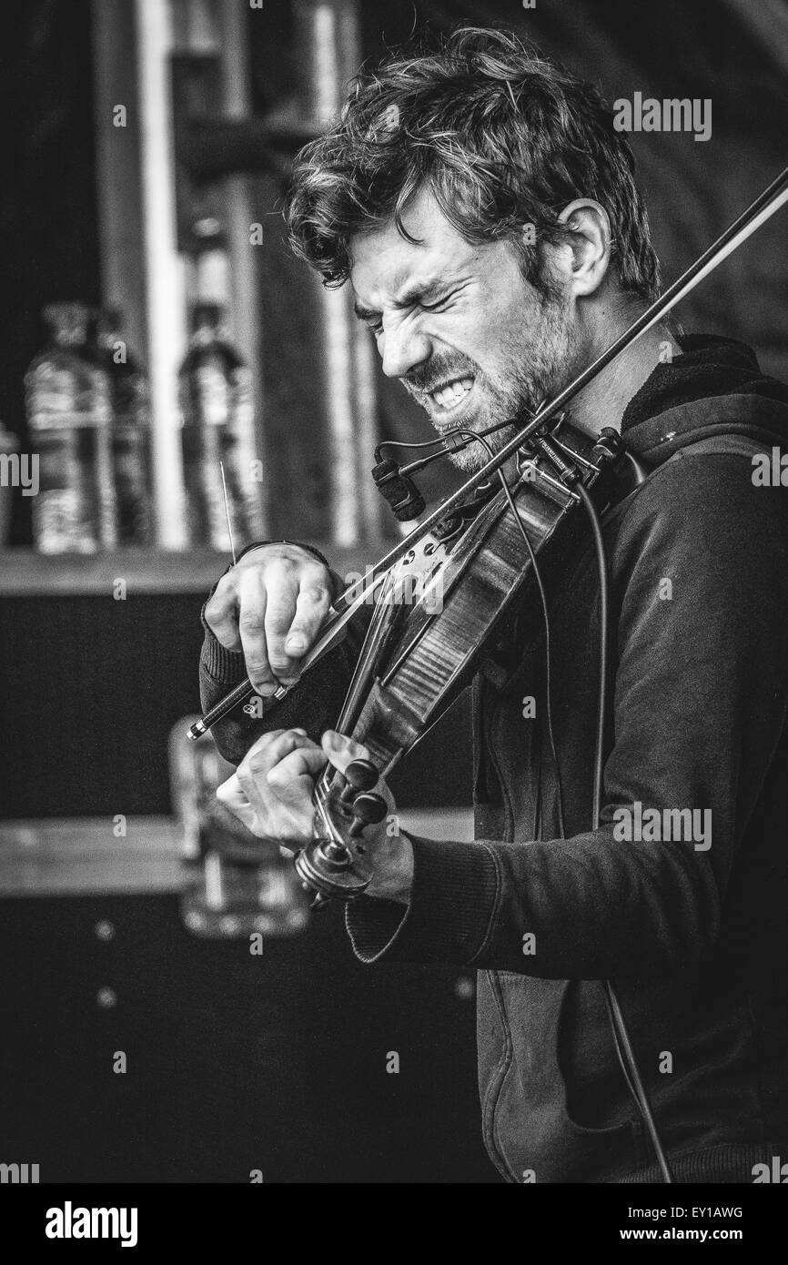 Gateshead, Royaume-Uni - 18 juillet 2015 - Marty O'Reilly le violoniste joue sur la scène extérieure Sage à Summertyne Festival Americana Banque D'Images