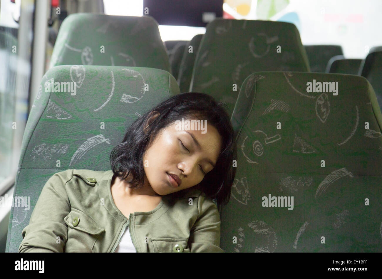 Femme de dormir dans le bus vide Banque D'Images