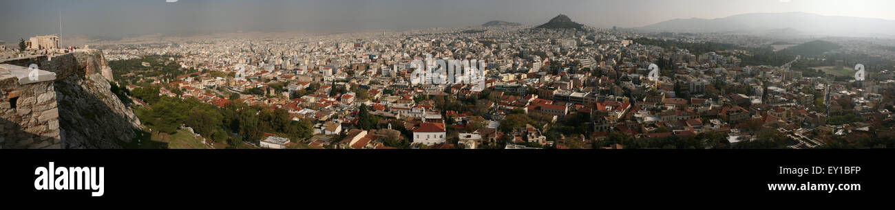 Le mont Lycabette passant sur le centre historique d'Athènes, Grèce. Panorama de l'acropole d'Athènes. Erechtheion Temple Banque D'Images