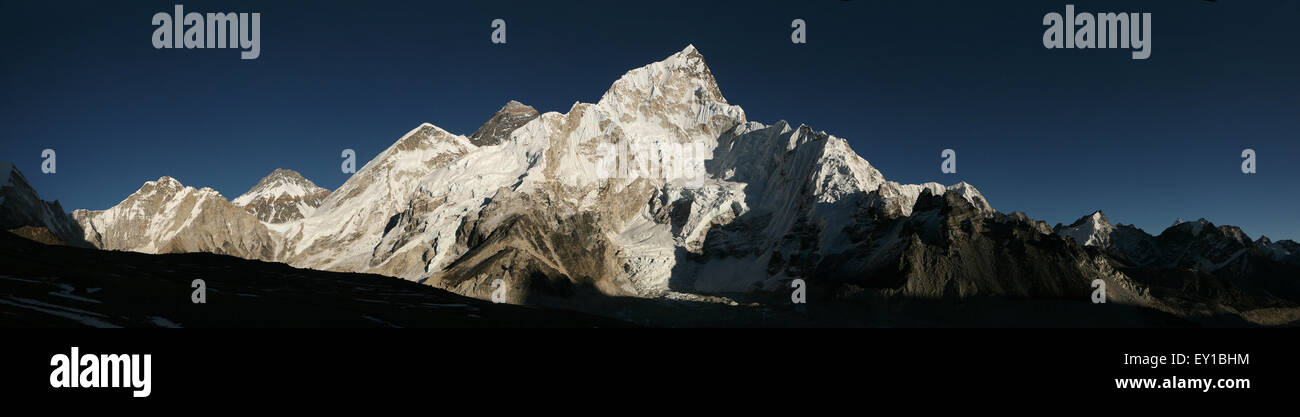 Le mont Everest (8 848 m) et le Nuptse (7 861 m) dans la région de Khumbu, Népal, Himalaya. Panorama depuis le point sur la slops de M Banque D'Images