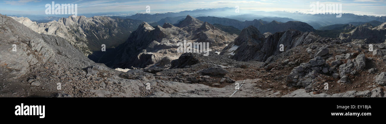 Panorama depuis le sommet du Mont Triglav (2 864 m) dans les Alpes Juliennes, en Slovénie. Montagnes de gauche à droite : l'ARV Banque D'Images