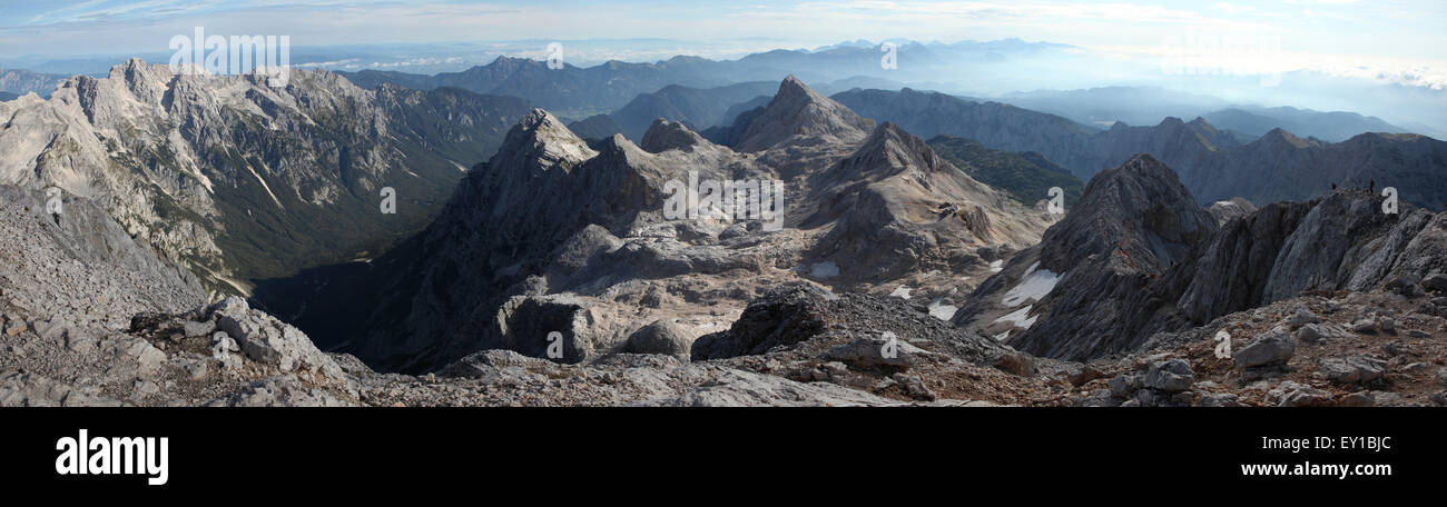 Panorama depuis le sommet du Mont Triglav (2 864 m) dans les Alpes Juliennes, en Slovénie. Montagnes de gauche à droite : l'ARV Banque D'Images