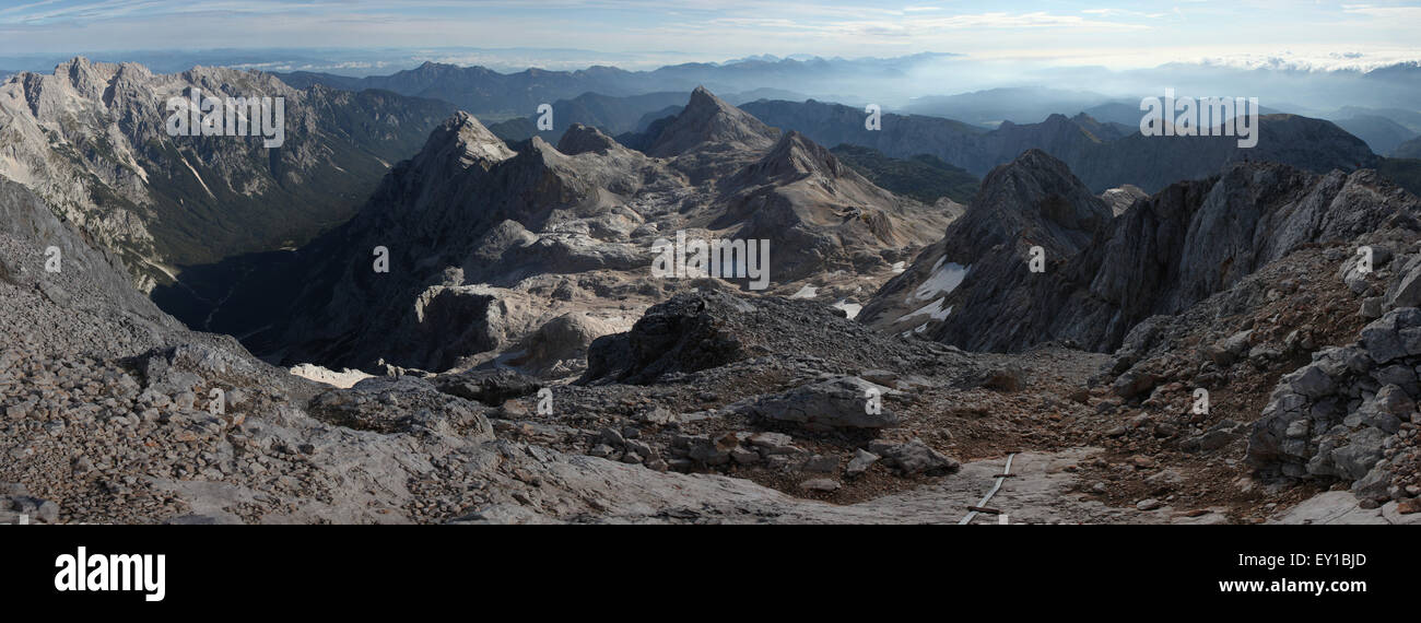 Panorama depuis le sommet du Mont Triglav (2 864 m) dans les Alpes Juliennes, en Slovénie. Montagnes de gauche à droite : l'ARV Banque D'Images