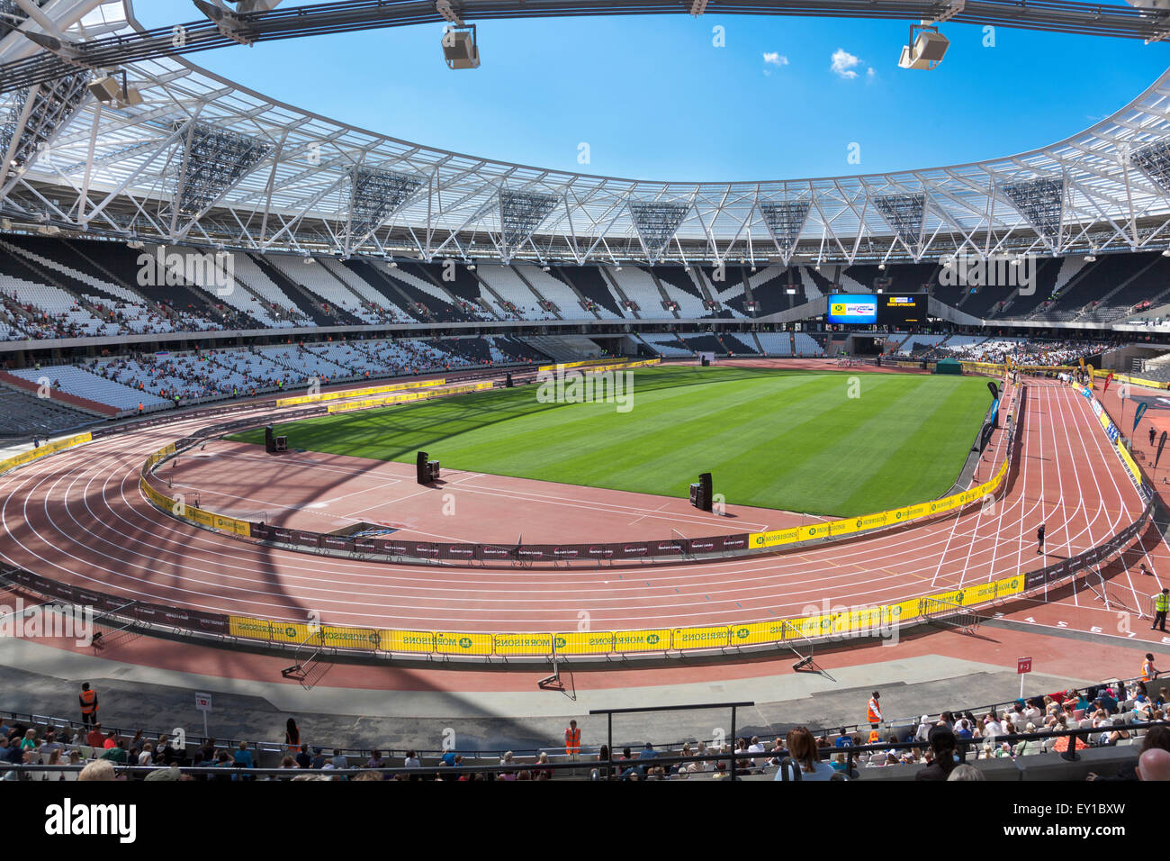 Londres, Royaume-Uni. 19 juillet, 2015. Des milliers de coureurs participent au 10k Grande Newham Londres courir dans le parc Queen Elizabeth Olympic Park. Tous les participants ont eu la chance de terminer leur course dans le stade, avec une large audience cheering leur arrivée. Le run est le premier événement à avoir lieu dans l'ancien stade olympique depuis le début des travaux de transformation. Credit : Nathaniel Noir/Alamy Live News Banque D'Images