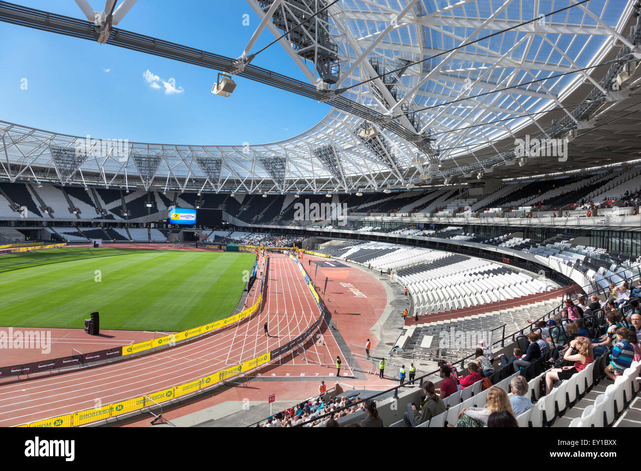 Londres, Royaume-Uni. 19 juillet, 2015. Des milliers de coureurs participent au 10k Grande Newham Londres courir dans le parc Queen Elizabeth Olympic Park. Tous les participants ont eu la chance de terminer leur course dans le stade, avec une large audience cheering leur arrivée. Le run est le premier événement à avoir lieu dans l'ancien stade olympique depuis le début des travaux de transformation. Credit : Nathaniel Noir/Alamy Live News Banque D'Images