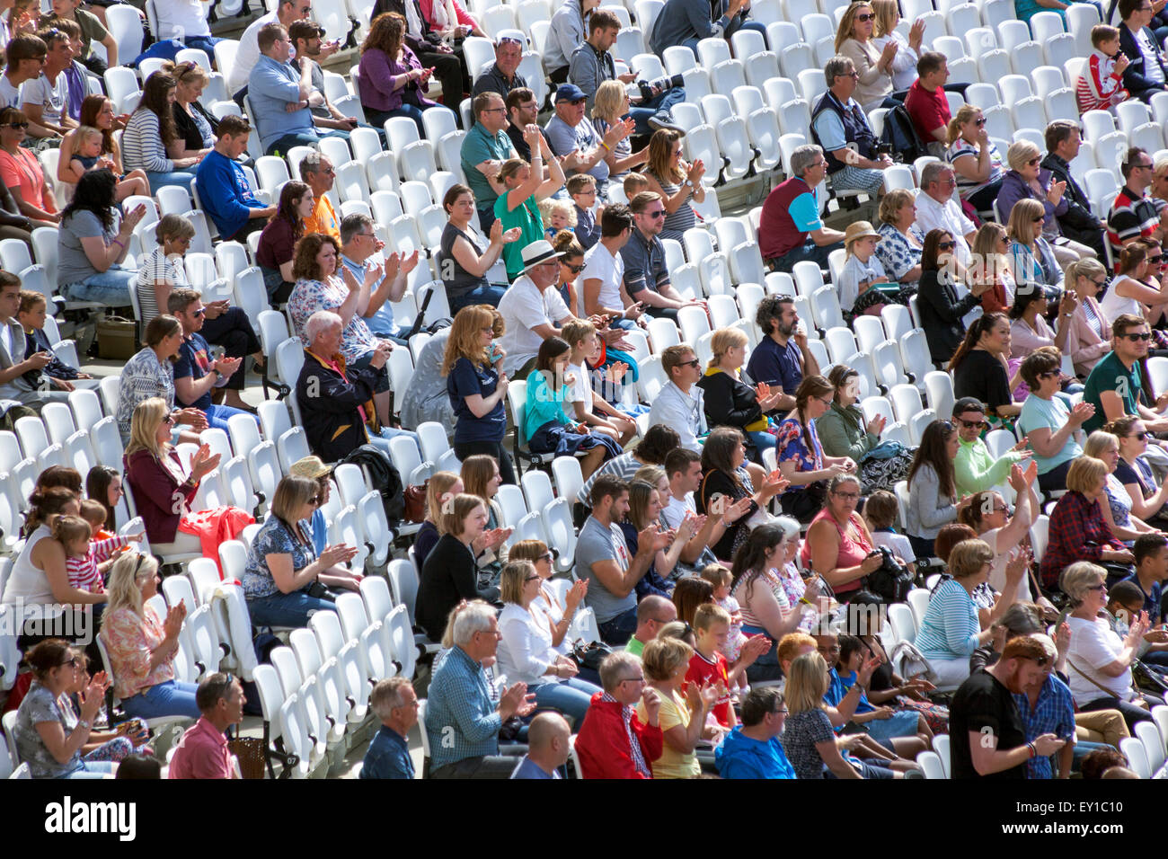 Londres, Royaume-Uni. 19 juillet, 2015. Des milliers de coureurs participent au 10k Grande Newham Londres courir dans le parc Queen Elizabeth Olympic Park. Tous les participants ont eu la chance de terminer leur course dans le stade, avec une large audience cheering leur arrivée. Le run est le premier événement à avoir lieu dans l'ancien stade olympique depuis le début des travaux de transformation. Credit : Nathaniel Noir/Alamy Live News Banque D'Images