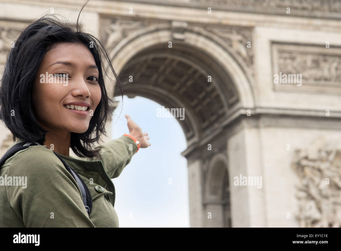 Femme, pointant sur l'Arc de Triomphe - Arc de Triomphe Banque D'Images