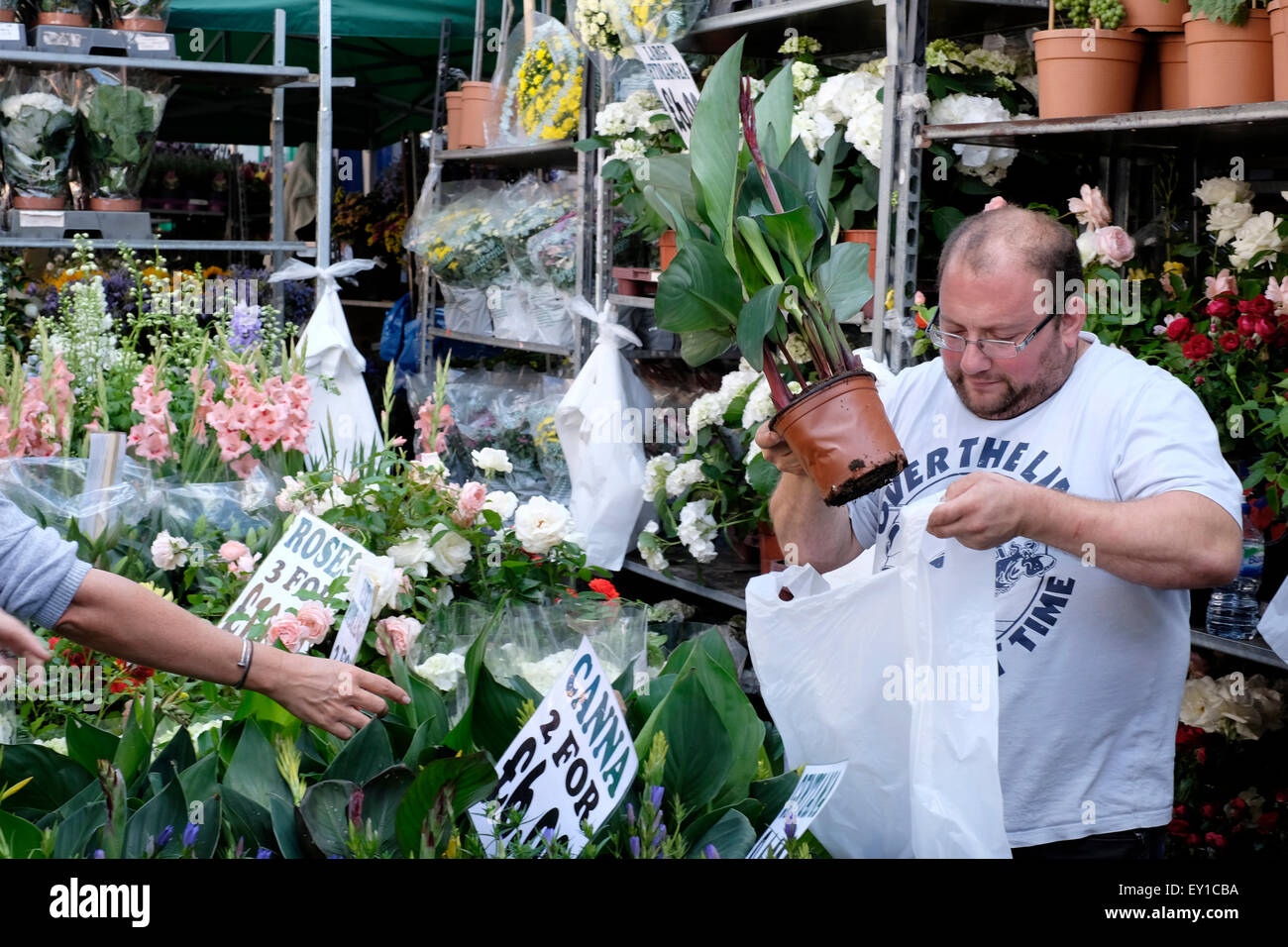 Un vendeur sur Columbia Road Flower Market Banque D'Images