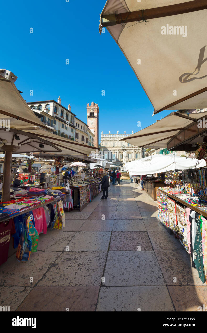 Jour de marché sur la Piazza delle Erbe, Vérone en Italie Banque D'Images