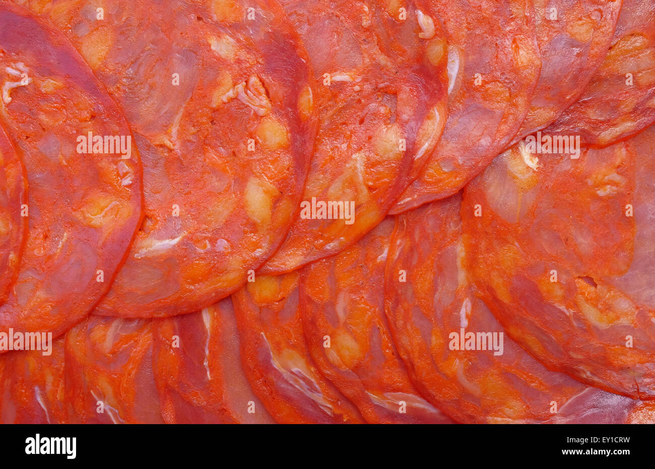 Tranches de chorizo espagnol, une charcuterie épicée, comme une texture de fond abstrait Banque D'Images