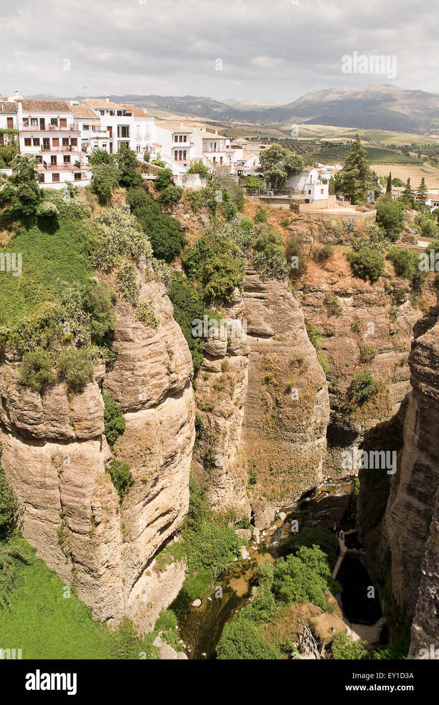 Ronda : vue sur la ville et la vallée de la rivière Banque D'Images