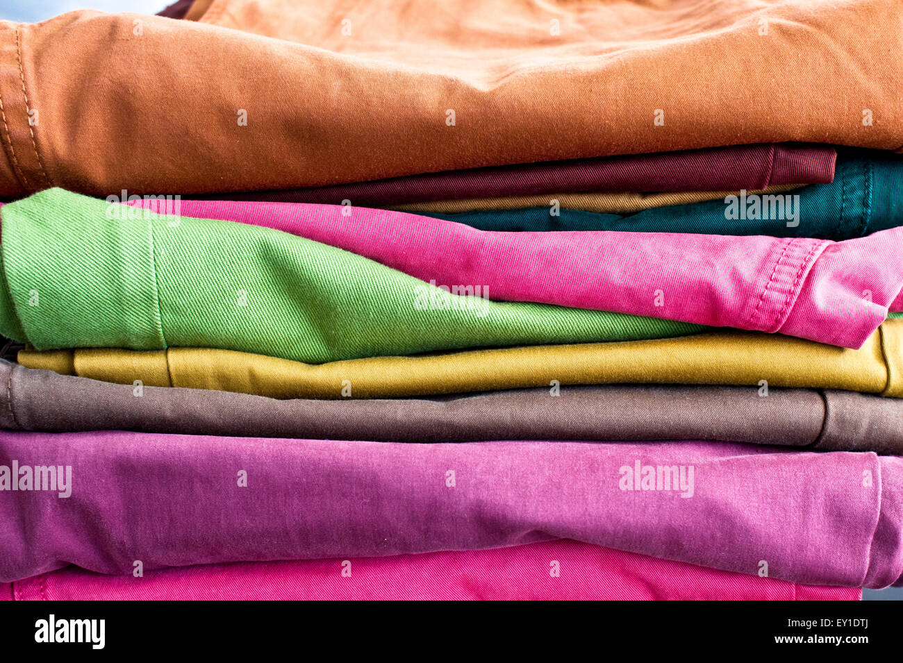 Pile de pantalons sport colorés, comme un arrière-plan Banque D'Images