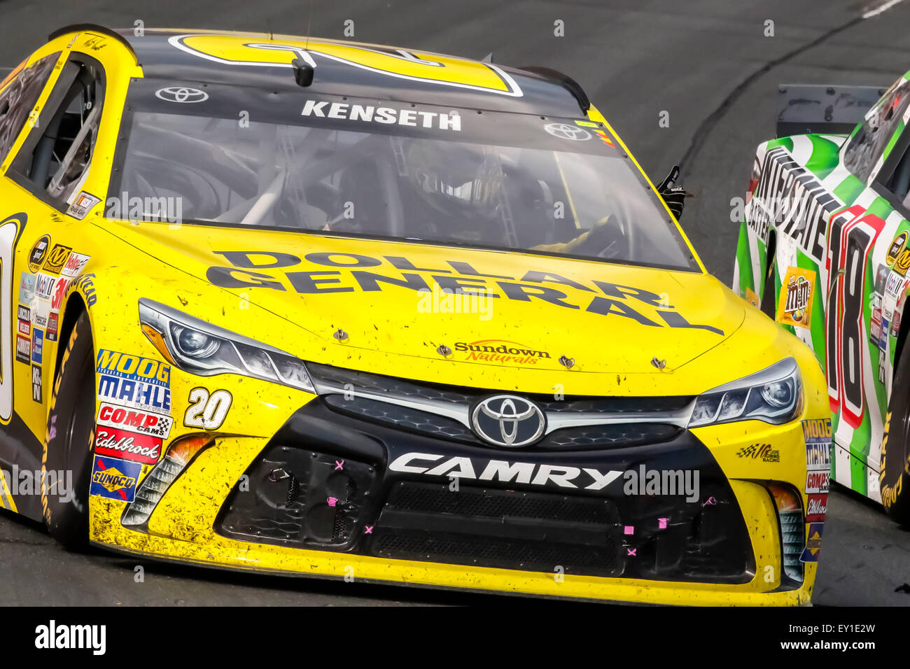 Loudon, NH, USA. 19 juillet, 2015. Matt Kenseth (20) félicite son coéquipier, Kyle Busch (18) après avoir remporté le 5-hour energy 301 au New Hampshire Motor Speedway de Loudon, NH. Credit : csm/Alamy Live News Banque D'Images