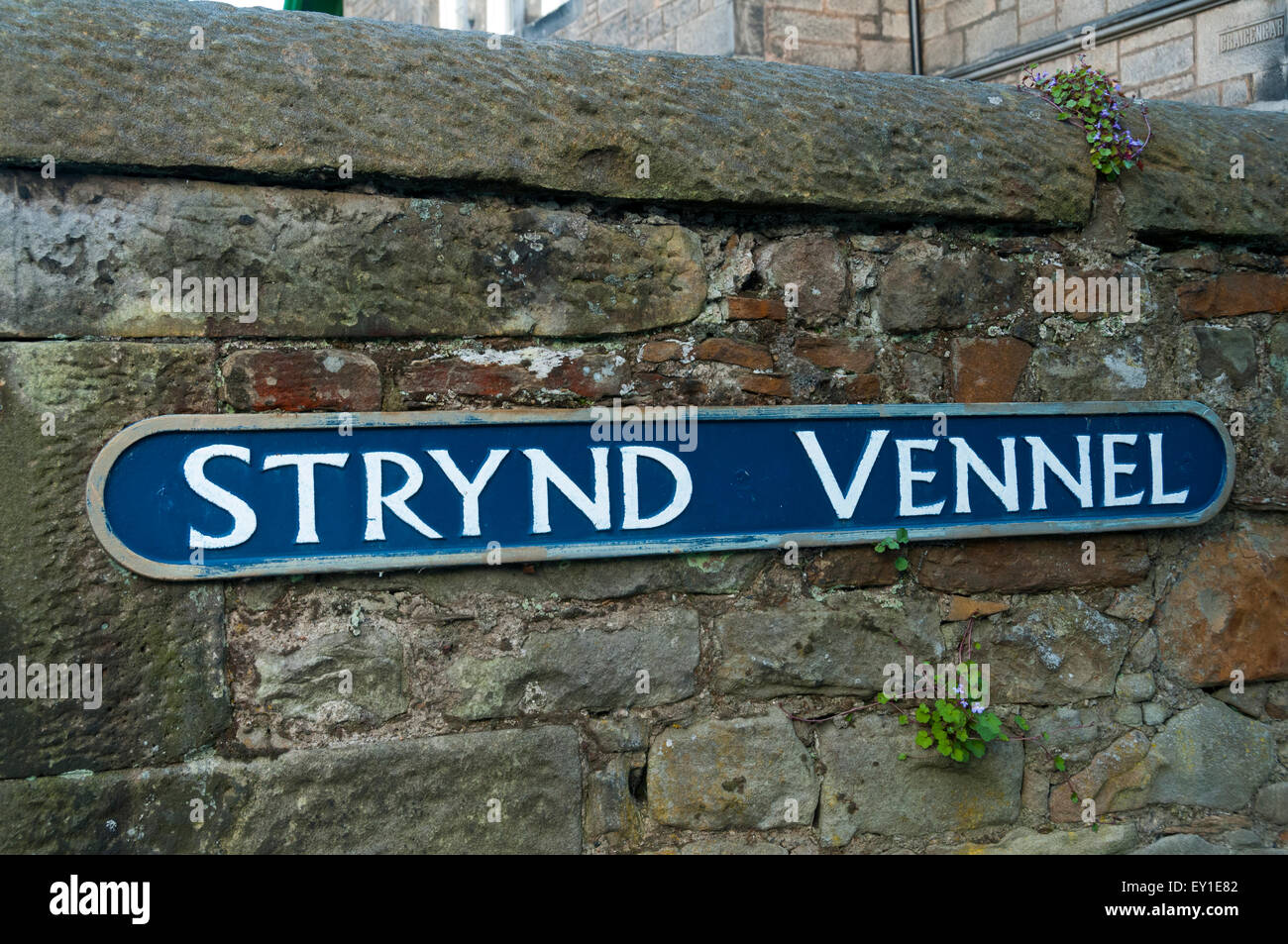 Inscrivez-vous sur Strynd Vennel, à Culross, Fife, Scotland, UK. Vennel est un passage étroit entre deux bâtiments. Banque D'Images