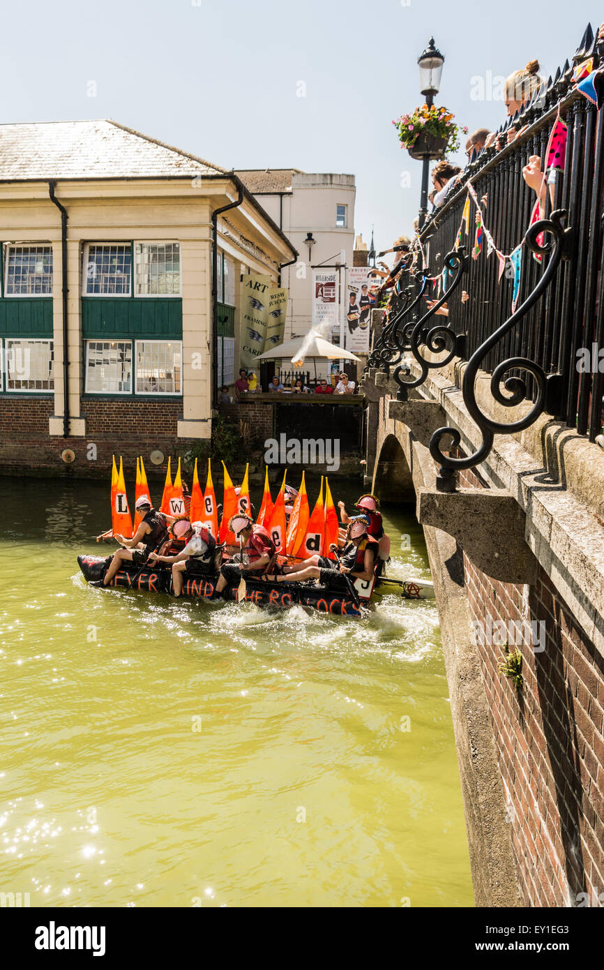 East Sussex, Royaume-Uni. 19 juillet, 2015. Le 40e à Lewes Newhaven Raft course le dimanche 19 juillet 2015 - ici un radeau passe sous haute Cliffe Street Bridge sur la rivière Ouse qui coule à travers Lewes, East Sussex. Crédit : Martin McHugh/Alamy Live News Banque D'Images