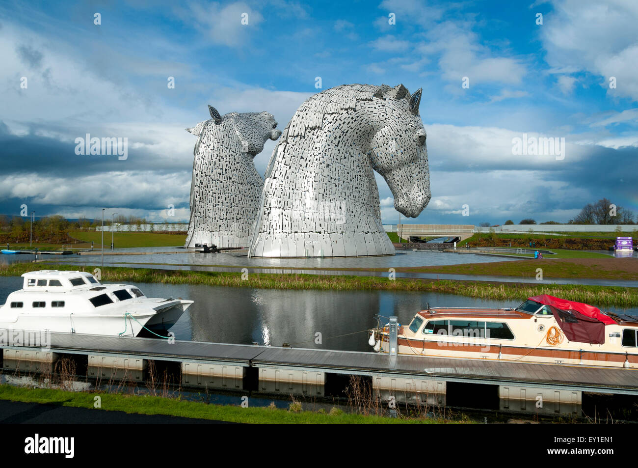 Les Kelpies, une sculpture par Andy Scott, aux côtés de la Forth & Clyde Canal à l'Hélix Park, près de Falkirk, Ecosse, Royaume-Uni Banque D'Images