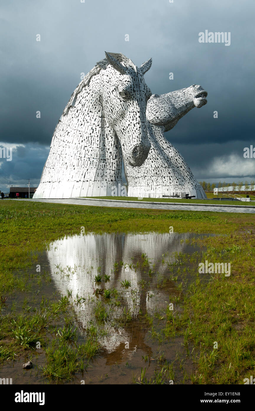 Les Kelpies, une sculpture par Andy Scott, aux côtés de la Forth & Clyde Canal à l'Hélix Park, près de Falkirk, Ecosse, Royaume-Uni Banque D'Images