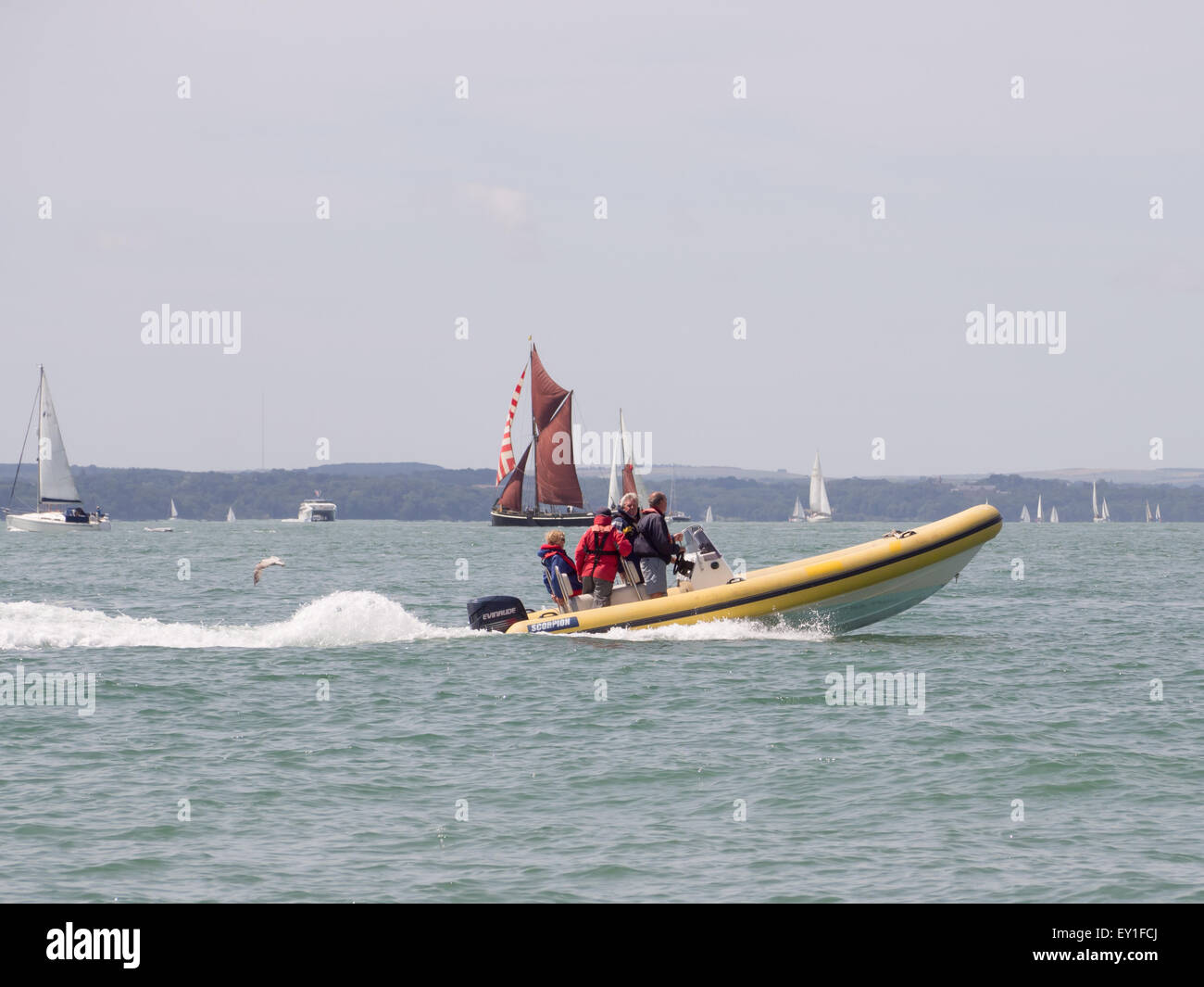 Un bateau gonflable rigide sur le Solent, Angleterre Banque D'Images